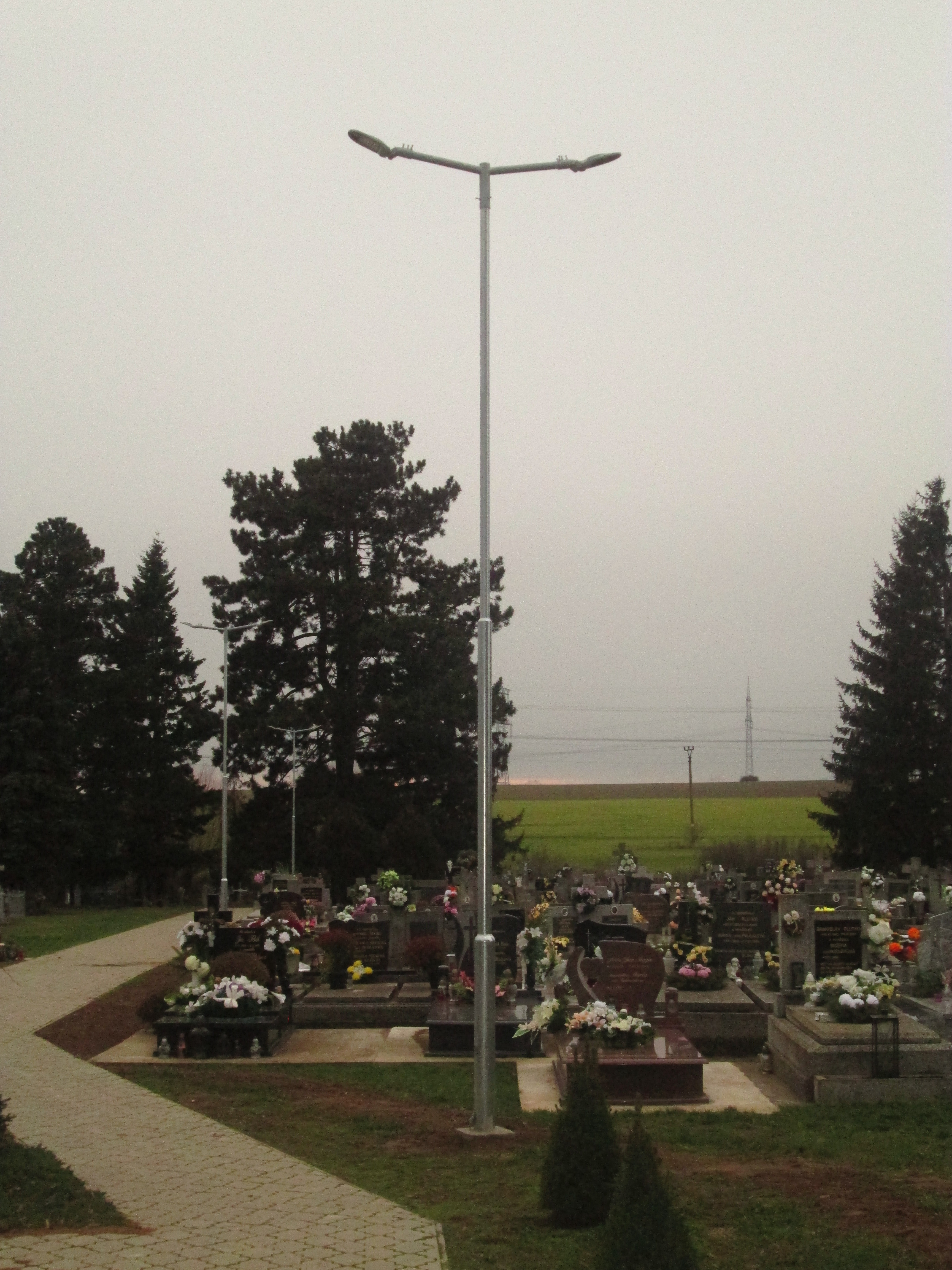 Sviatok Všetkých svätých s novým verejným osvetlením cintorína