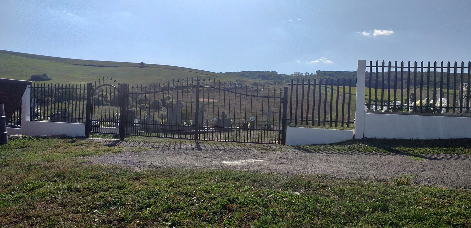 Výmena vstupnej brány a natieranie ohrady na cintoríne