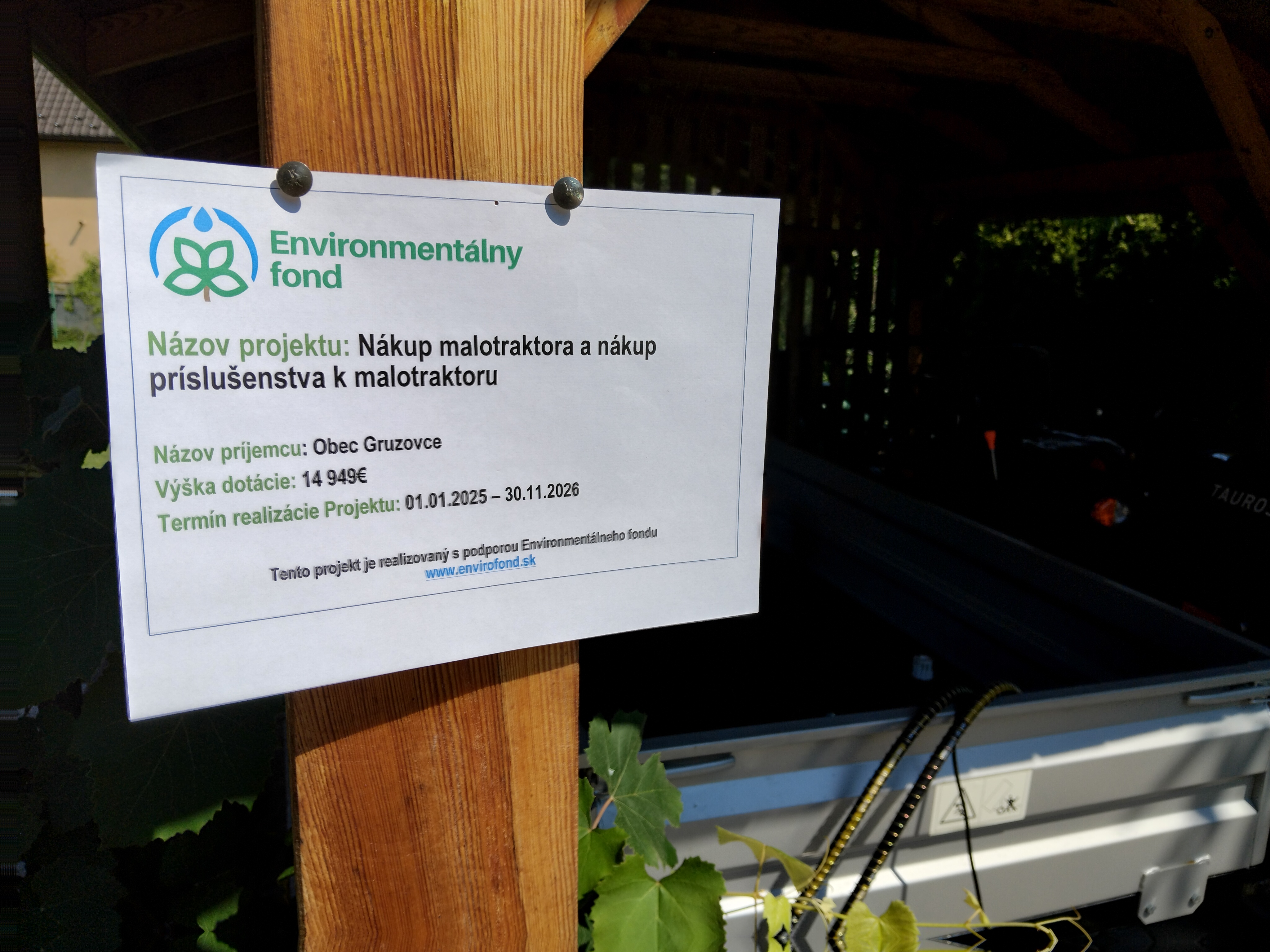 Názov projektu: Nákup malotraktora a nákup príslušenstva k malotraktoru Ciele a prínosy : Nákup malotraktora a nákup príslušenstva k malotraktoru. Vďaka finančnej podpore z Environmentálneho fondu sme mohli pre našu obec zakúpiť malotraktor s prívesom, s 